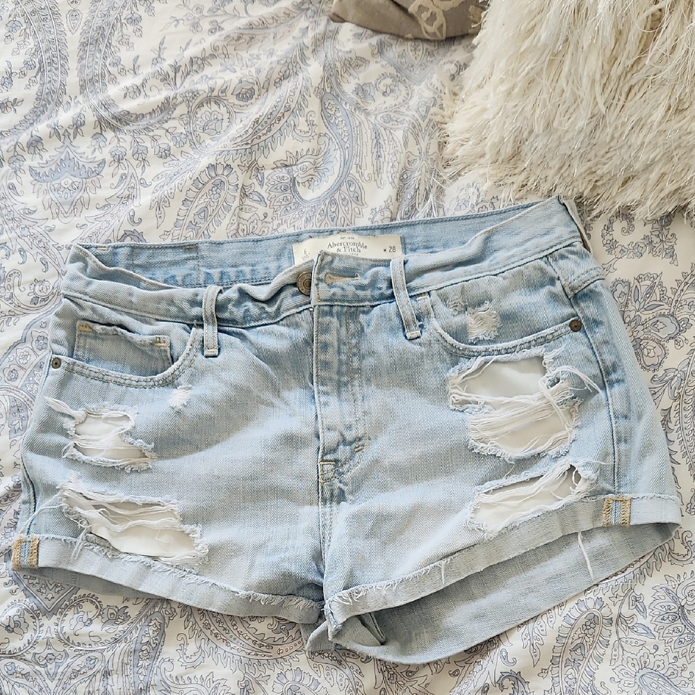 American‎ Eagle Outfitters Light Wash Ripped Jean Shorts